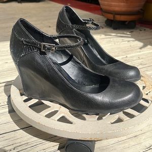 Kenneth Cole Reaction wedge heels